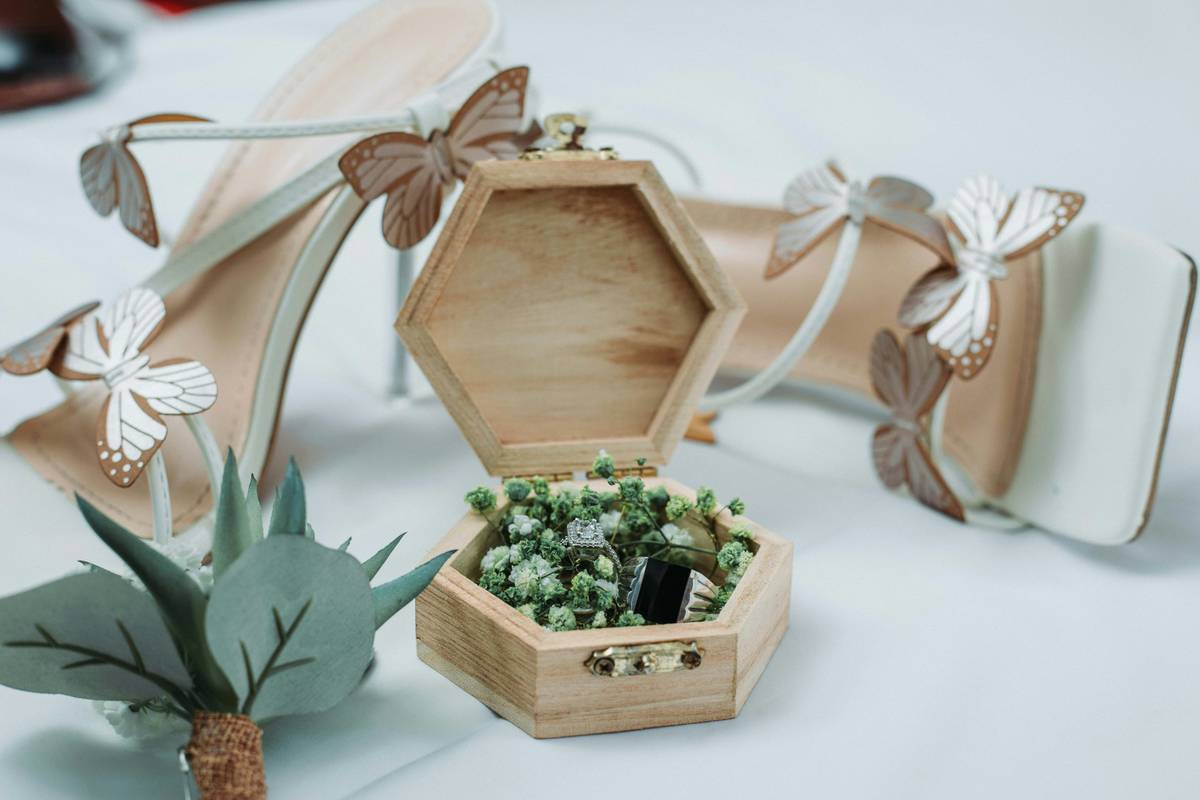 Plant Display Jewelry Boxe How To: Merge Greenery & Glamour in One Statement Piece